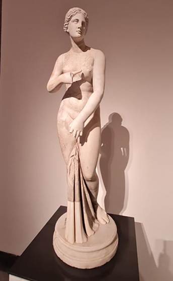 VII.7.32 Pompeii. April 2023.   White marble statue of the goddess Aphrodite.   Now on display in “Campania Romana” gallery in Naples Archaeological Museum, inv. 6294.  Photo courtesy of Giuseppe Ciaramella.